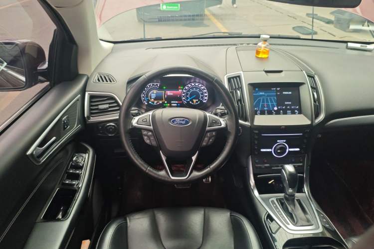 Used Ford Edge 2018 EcoBoost 245 Four-Wheel Drive Titanium 7-Seater Steering Wheel