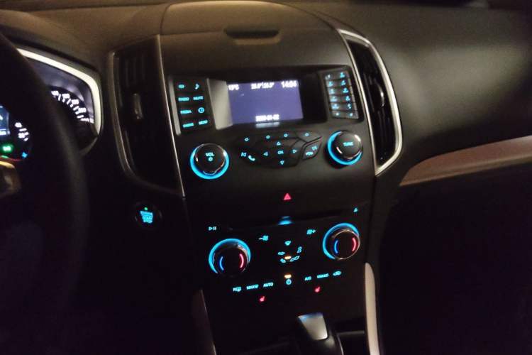Used Ford Edge 2018 EcoBoost 245 Two-Wheel-Drive Platinum Edition 5 Seats Audio And AC Panel