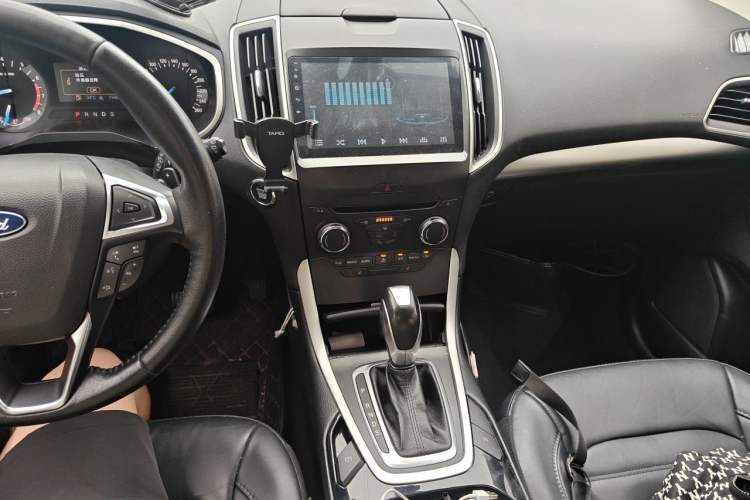 Used Ford Edge 2018 EcoBoost 245 Two-Wheel-Drive Platinum Edition 5 Seats Audio And AC Panel