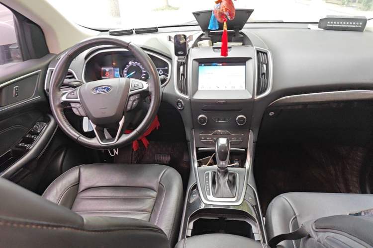 Used Ford Edge 2018 EcoBoost 245 Four-Wheel Drive Titanium 7-Seater Center Console