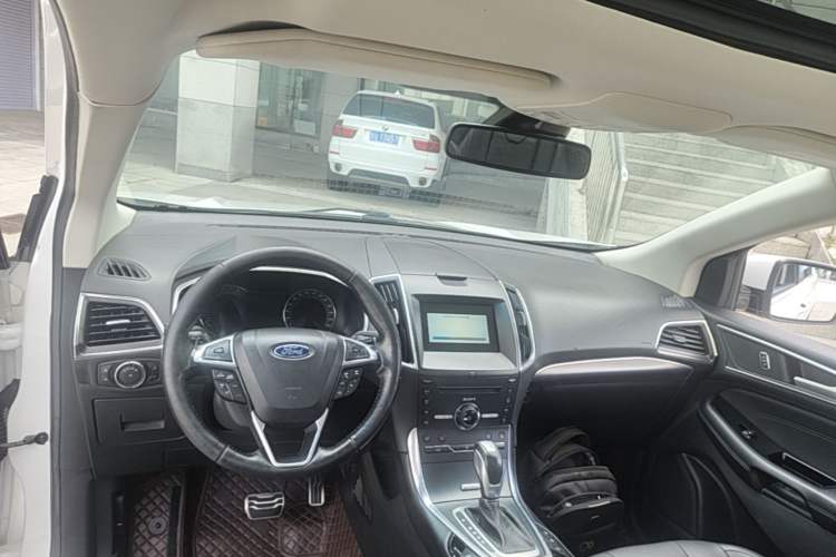 Used Ford Edge 2018 EcoBoost 245 Four-Wheel Drive Titanium 7-Seater Center Console