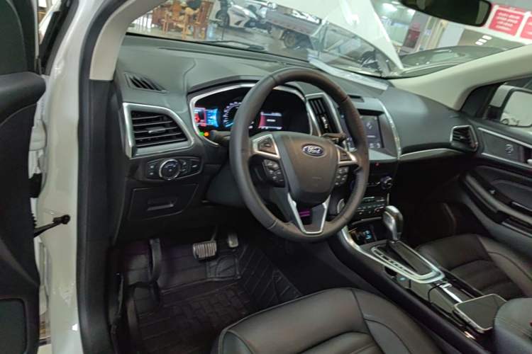 Used Ford Edge 2018 EcoBoost 245 Two-Wheel-Drive Titanium 7-Seater China VI Standard Center Console