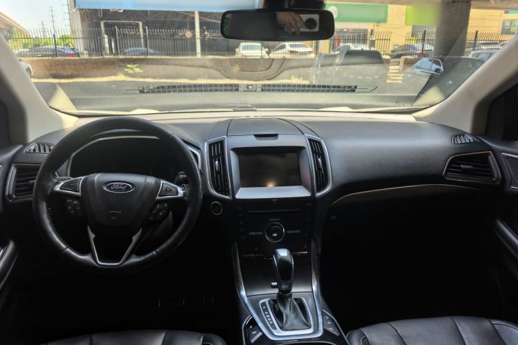 Used Ford Edge 2018 EcoBoost 245 Four-Wheel Drive Titanium 7-Seater Center Console