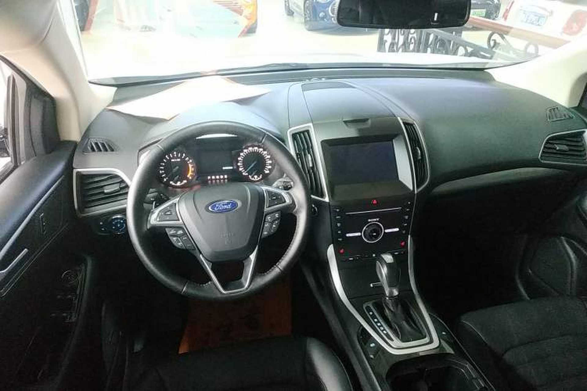 Used Ford Edge 2018 EcoBoost 245 Two-Wheel-Drive Platinum Edition 5 Seats Center Console