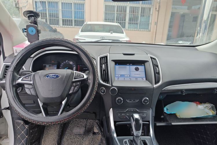 Used Ford Edge 2018 EcoBoost 245 Two-Wheel-Drive Titanium 7-Seater China VI Standard Center Console