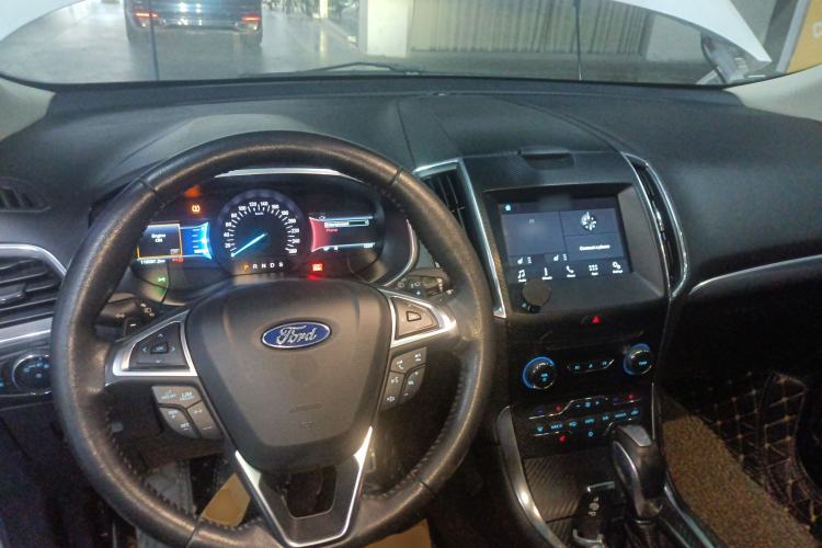 Used Ford Edge 2018 EcoBoost 245 Two-Wheel-Drive Sporty 7-Seater Center Console