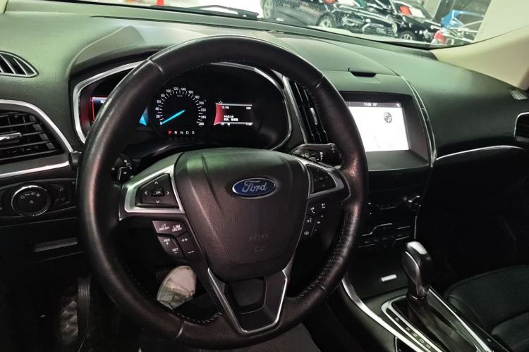 Used Ford Edge 2018 EcoBoost 245 Two-Wheel-Drive Titanium 7-Seater China VI Standard Center Console