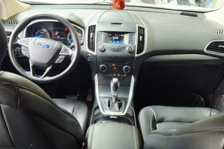 Used Ford Edge 2018 EcoBoost 245 Two-Wheel-Drive Platinum Edition 5 Seats Center Console