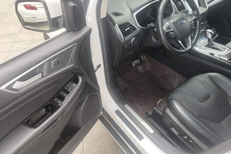 Used Ford Edge 2018 EcoBoost 245 Four-Wheel Drive Titanium 7-Seater Driver Seat