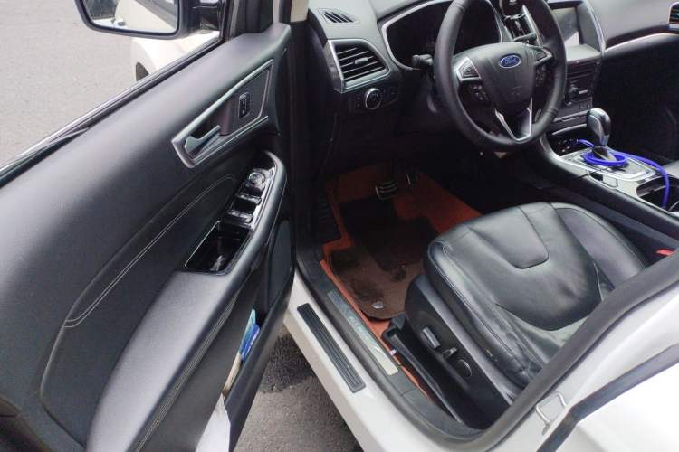 Used Ford Edge 2018 EcoBoost 245 Four-Wheel Drive Titanium 7-Seater Driver Seat