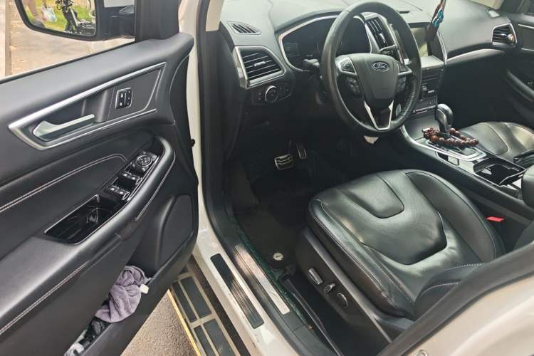 Used Ford Edge 2018 EcoBoost 245 Four-Wheel Drive Titanium 7-Seater Driver Seat