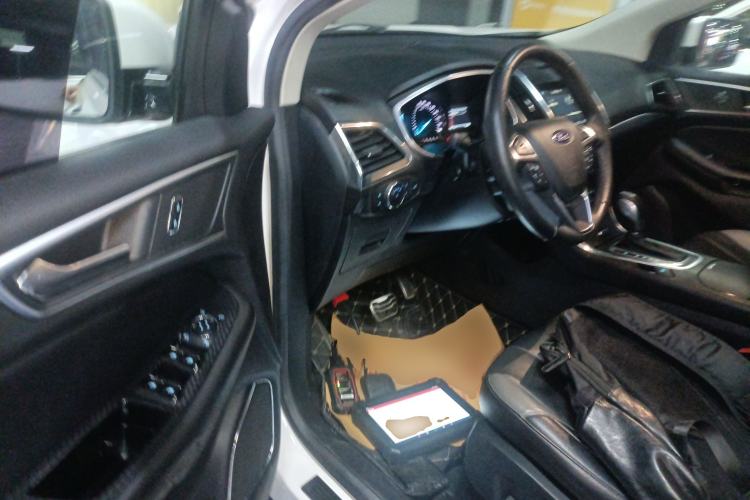 Used Ford Edge 2018 EcoBoost 245 Two-Wheel-Drive Sporty 7-Seater Driver Seat