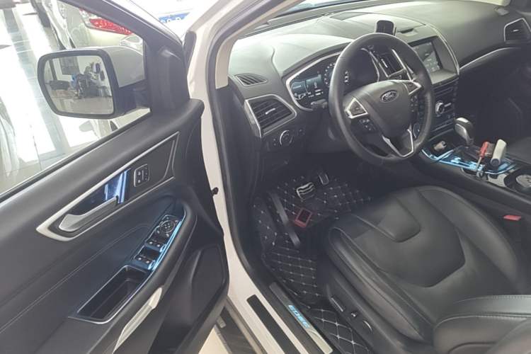 Used Ford Edge 2018 EcoBoost 245 Four-Wheel Drive Titanium 7-Seater Driver Seat