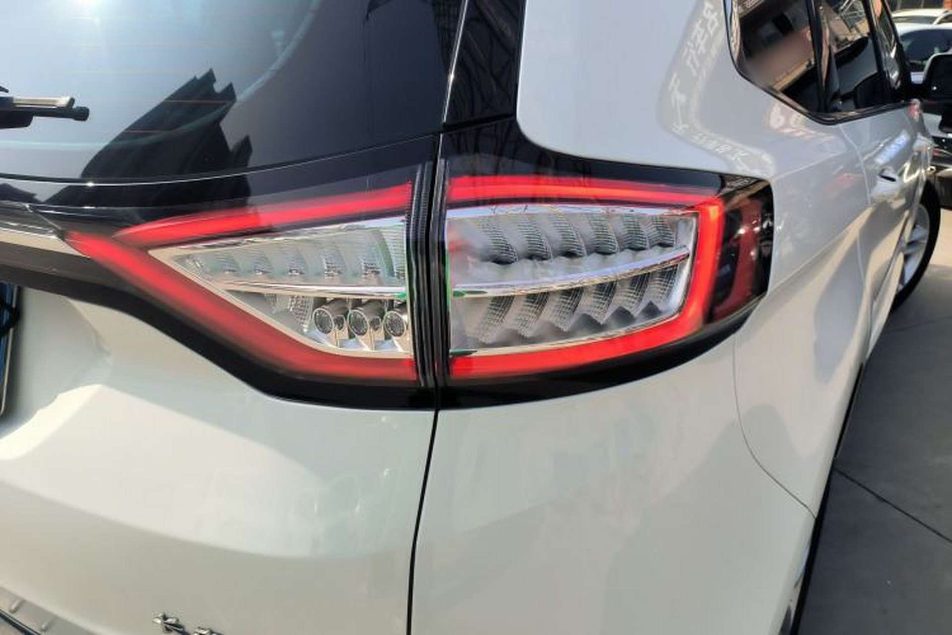 Used Ford Edge 2018 EcoBoost 245 Two-Wheel-Drive Platinum Edition 7-Seater China V Emission Standard Exterior 3