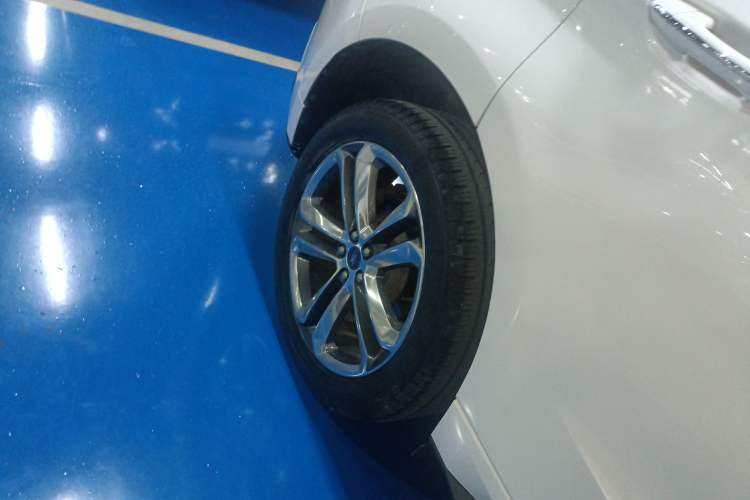 Used Ford Edge 2018 EcoBoost 245 Two-Wheel-Drive Sporty 7-Seater Exterior 5