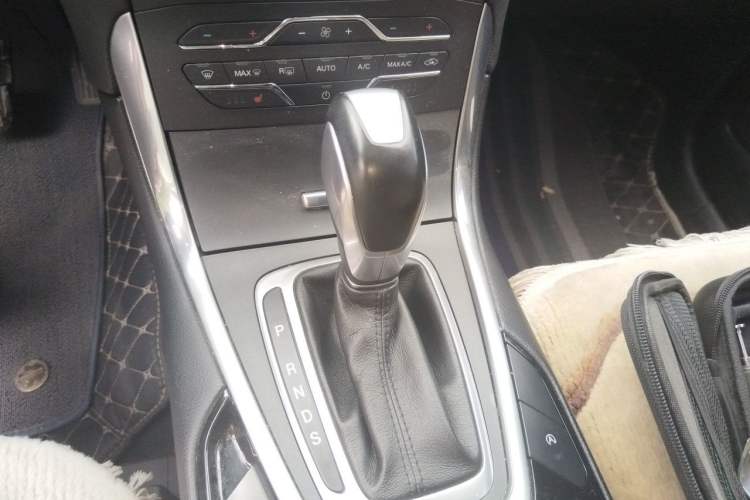 Used Ford Edge 2018 EcoBoost 245 Four-Wheel Drive Titanium 7-Seater Gear Lever