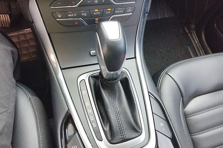 Used Ford Edge 2018 EcoBoost 245 Two-Wheel-Drive Titanium 7-Seater China V Standard Gear Lever