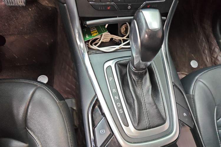 Used Ford Edge 2018 EcoBoost 245 Four-Wheel Drive Titanium 7-Seater Gear Lever
