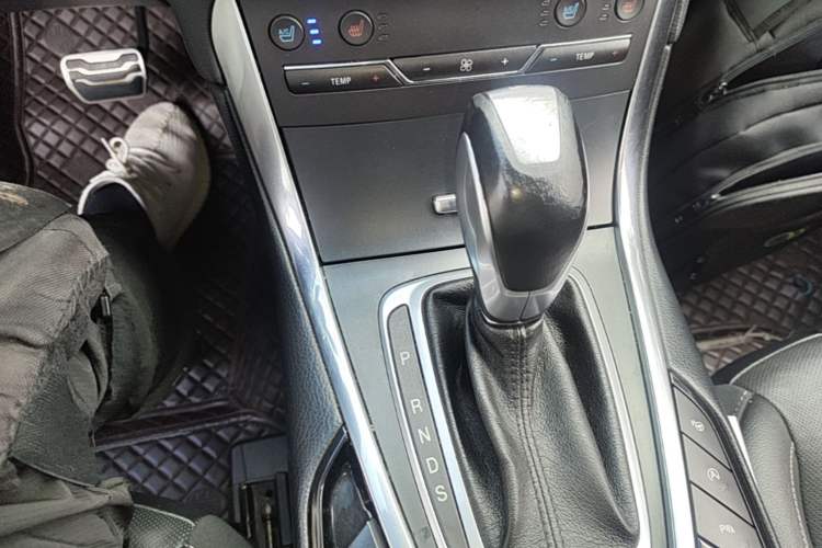 Used Ford Edge 2018 EcoBoost 245 Four-Wheel Drive Titanium 7-Seater Gear Lever