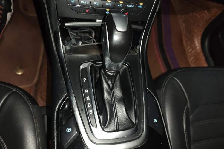 Used Ford Edge 2018 EcoBoost 245 Four-Wheel Drive Titanium 7-Seater Gear Lever