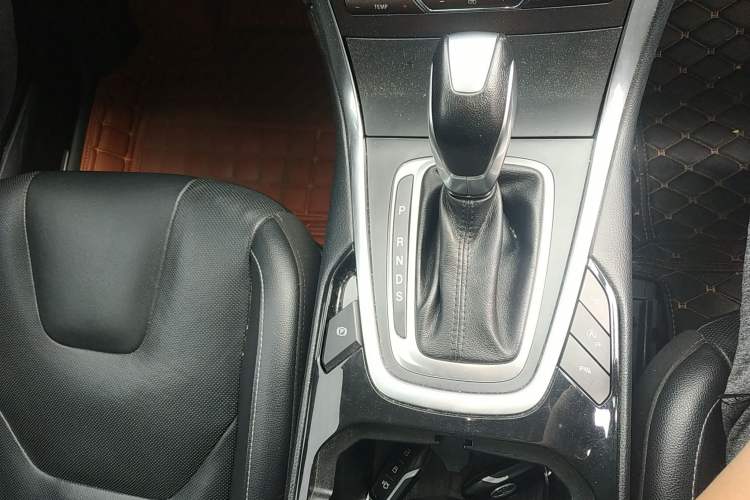 Used Ford Edge 2018 EcoBoost 245 Four-Wheel Drive Titanium 7-Seater Gear Lever