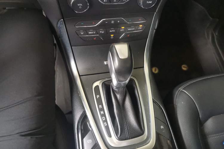 Used Ford Edge 2018 EcoBoost 245 Two-Wheel-Drive Titanium 7-Seater China V Standard Gear Lever