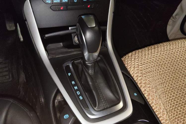 Used Ford Edge 2018 EcoBoost 245 Two-Wheel-Drive Platinum Edition 5 Seats Gear Lever