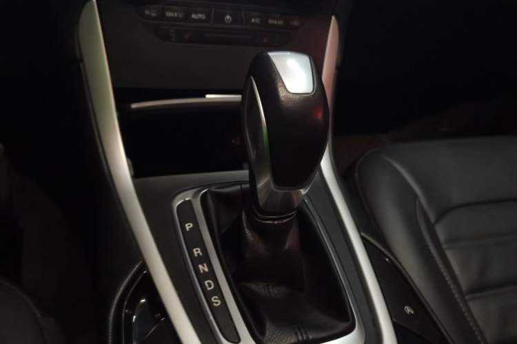 Used Ford Edge 2018 EcoBoost 245 Two-Wheel-Drive Platinum Edition 5 Seats Gear Lever