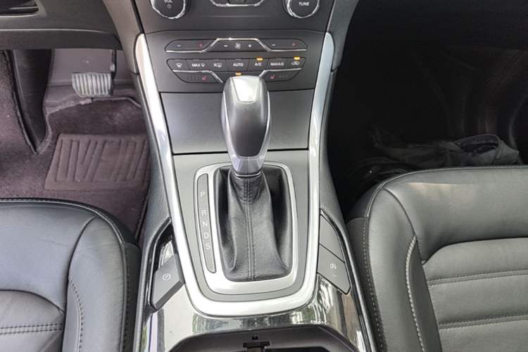 Used Ford Edge 2018 EcoBoost 245 Two-Wheel-Drive Titanium 7-Seater China V Standard Gear Lever