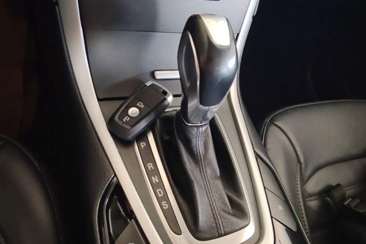 Used Ford Edge 2018 EcoBoost 245 Two-Wheel-Drive Platinum Edition 5 Seats Gear Lever