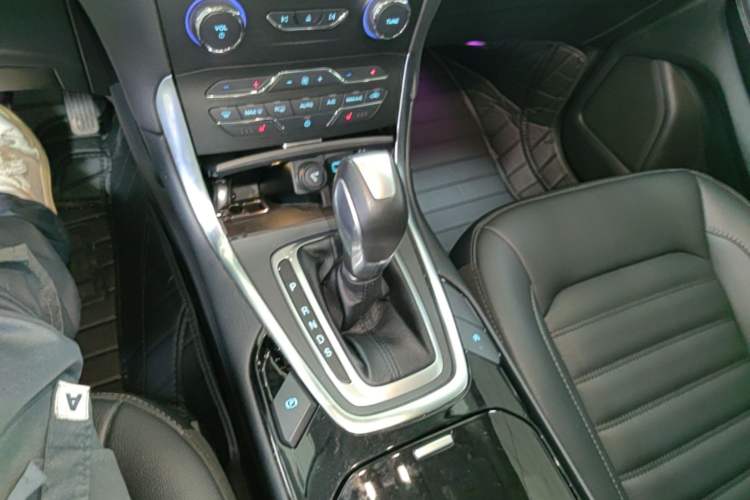 Used Ford Edge 2018 EcoBoost 245 Two-Wheel-Drive Titanium 7-Seater China VI Standard Gear Lever
