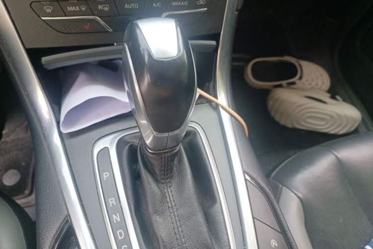 Used Ford Edge 2018 EcoBoost 245 Two-Wheel-Drive Sporty 7-Seater Gear Lever