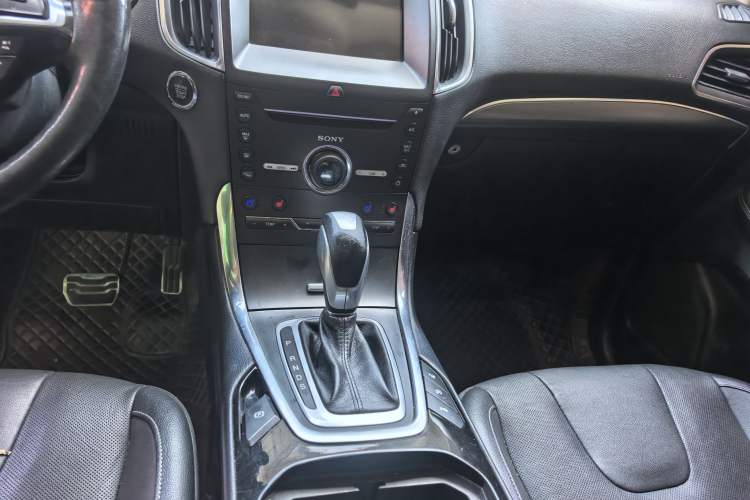 Used Ford Edge 2018 EcoBoost 245 Four-Wheel Drive Titanium 7-Seater Gear Lever