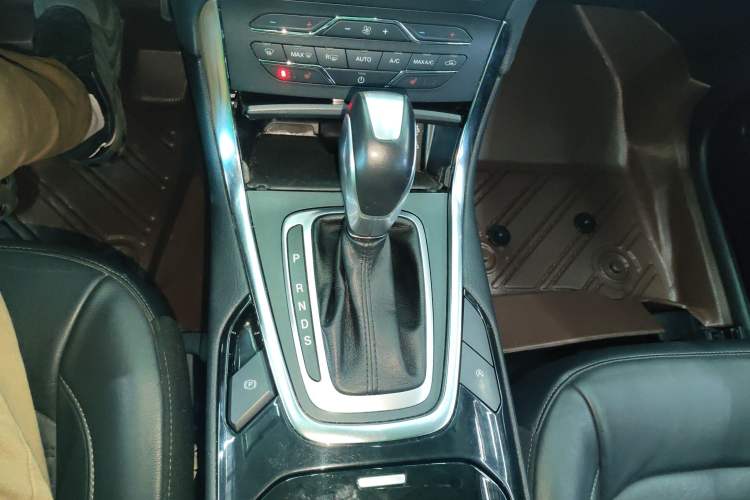 Used Ford Edge 2018 EcoBoost 245 Four-Wheel Drive Titanium 7-Seater Gear Lever