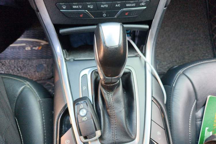 Used Ford Edge 2018 EcoBoost 245 Two-Wheel-Drive Titanium 7-Seater China V Standard Gear Lever