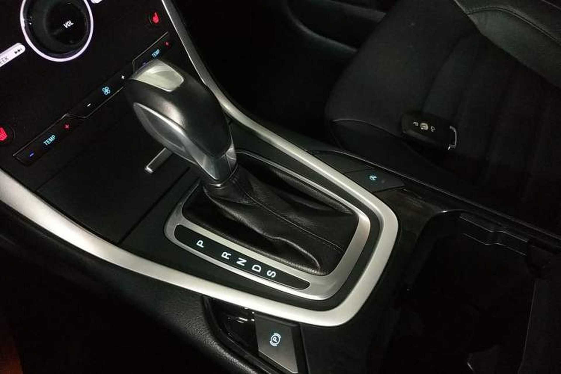 Used Ford Edge 2018 EcoBoost 245 Two-Wheel-Drive Platinum Edition 5 Seats Gear Lever