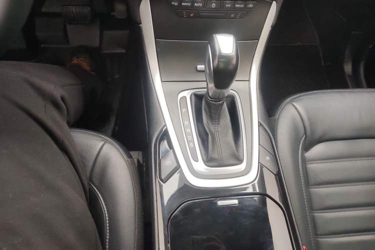 Used Ford Edge 2018 Facelifted EcoBoost 245 Two-Wheel-Drive Platinum Edition 5 Seats China V Emission Standard Gear Lever