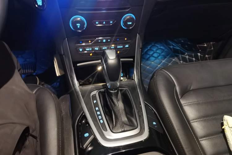 Used Ford Edge 2018 EcoBoost 245 Two-Wheel-Drive Titanium 7-Seater China V Standard Gear Lever