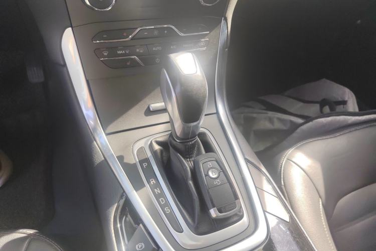 Used Ford Edge 2018 EcoBoost 245 Four-Wheel Drive Titanium 7-Seater Gear Lever