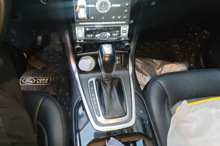 Used Ford Edge 2018 EcoBoost 245 Two-Wheel-Drive Titanium 7-Seater China VI Standard Gear Lever