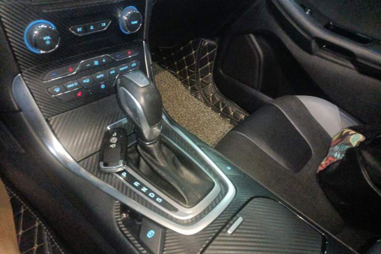 Used Ford Edge 2018 EcoBoost 245 Two-Wheel-Drive Sporty 7-Seater Gear Lever