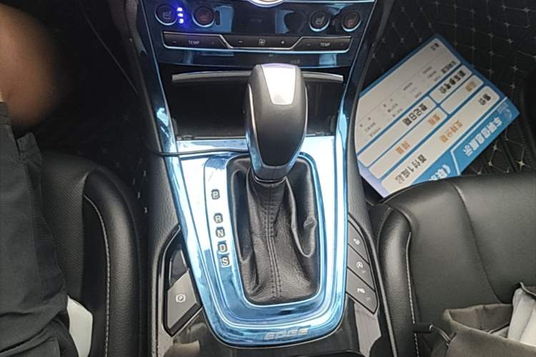 Used Ford Edge 2018 EcoBoost 245 Four-Wheel Drive Titanium 7-Seater Gear Lever