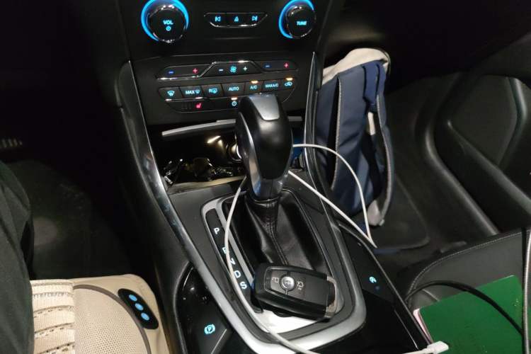 Used Ford Edge 2018 EcoBoost 245 Two-Wheel-Drive Titanium 7-Seater China V Standard Gear Lever