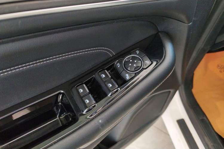 Used Ford Edge 2018 EcoBoost 245 Two-Wheel-Drive Titanium 7-Seater China V Standard Interior 10