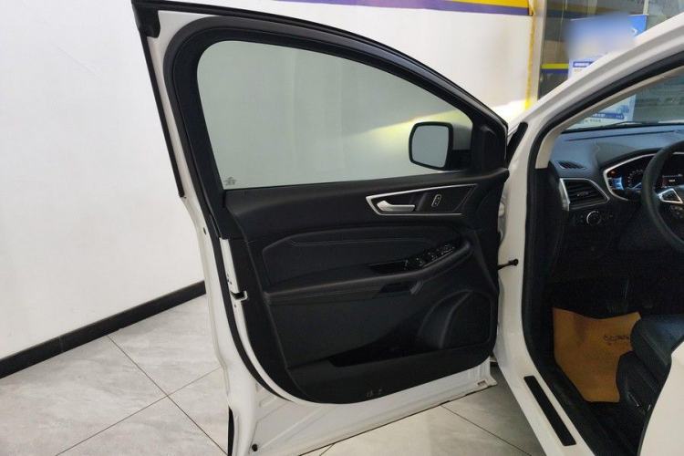 Used Ford Edge 2018 EcoBoost 245 Two-Wheel-Drive Titanium 7-Seater China V Standard Interior 12