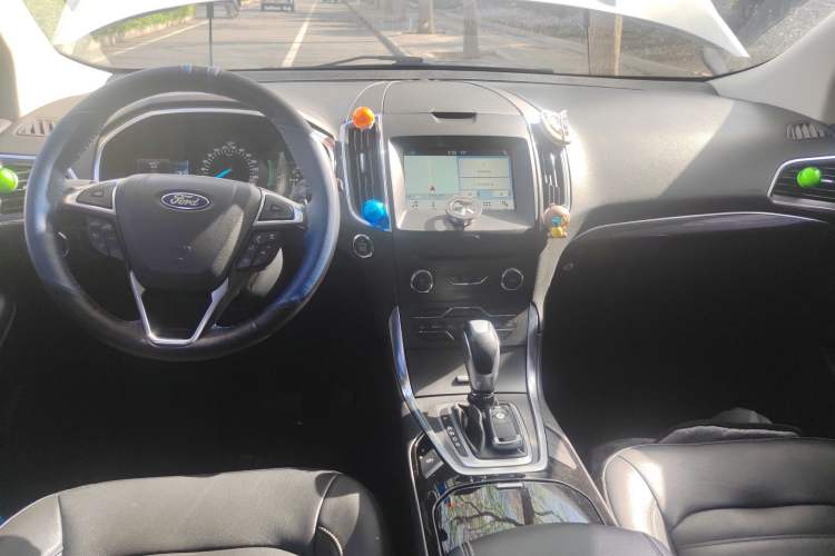 Used Ford Edge 2018 EcoBoost 245 Four-Wheel Drive Titanium 7-Seater Interior 2