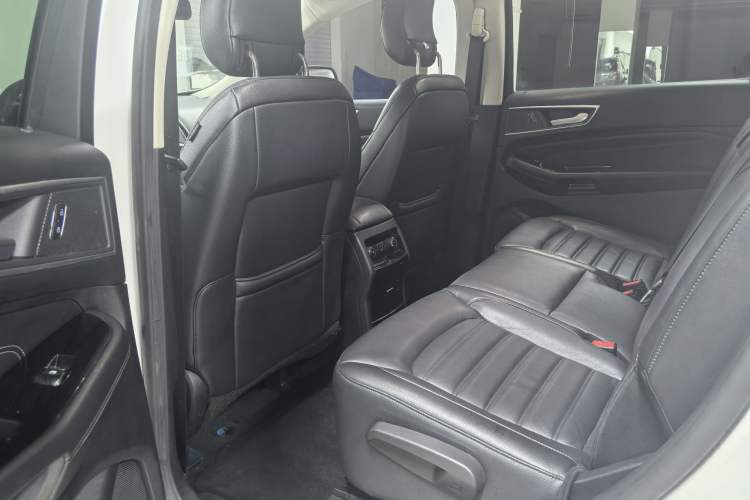Used Ford Edge 2018 EcoBoost 245 Four-Wheel Drive Titanium 7-Seater Interior 3