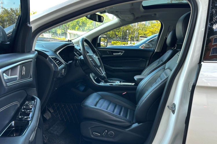 Used Ford Edge 2018 EcoBoost 245 Two-Wheel-Drive Titanium 7-Seater China V Standard Interior 3