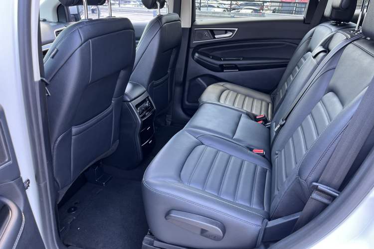 Used Ford Edge 2018 EcoBoost 245 Two-Wheel-Drive Titanium 7-Seater China V Standard Interior 3