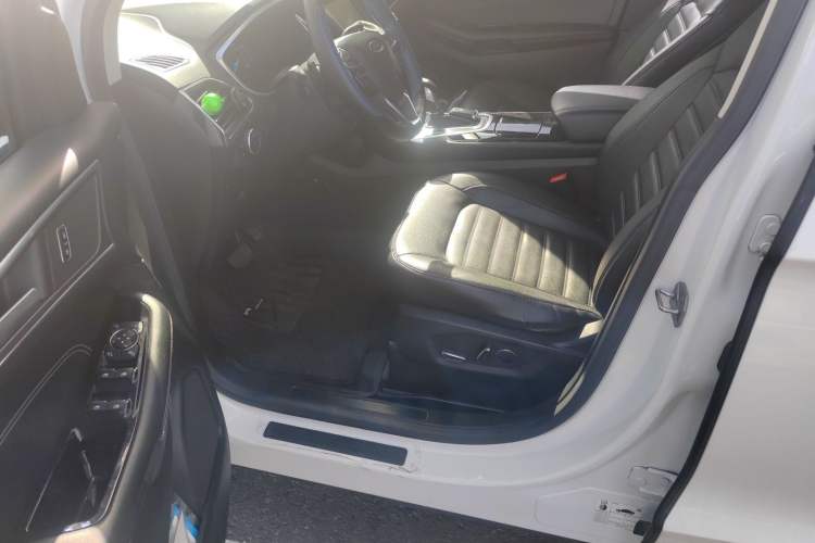 Used Ford Edge 2018 EcoBoost 245 Four-Wheel Drive Titanium 7-Seater Interior 3